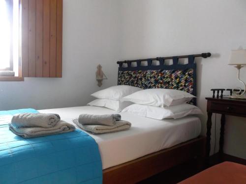 ein Schlafzimmer mit einem Bett mit Handtüchern darauf in der Unterkunft Courela do Salgueiro in Carocha