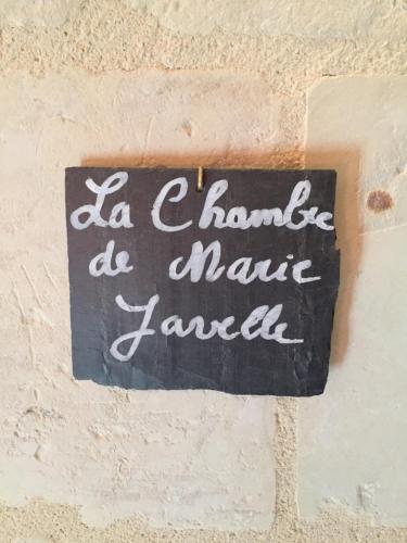 a sign on a brick wall that says a house beamedameduled at Au Relais Saint Maurice in Chinon