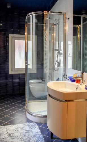 a bathroom with a tub and a sink and a shower at Sarai Apartments in Venice