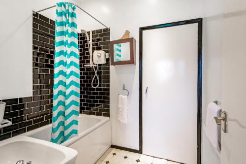 bagno con lavandino e doccia di Linslade Apartment - for Groups and Contractors a Leighton Buzzard