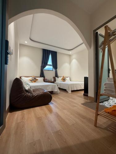 a room with two beds and a large mirror at Khách Sạn Trung Loan in Ninh Hải