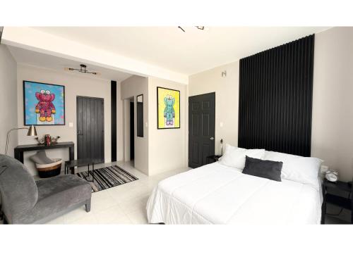 a bedroom with a bed and a chair and a desk at HOMSTY Escondite chido de Texmelucan in San Martín Texmelucan de Labastida