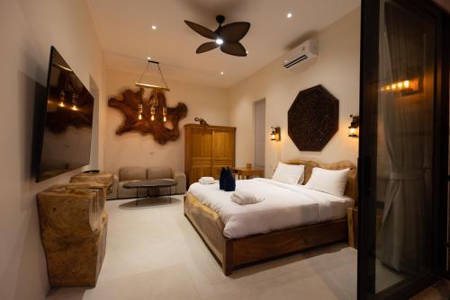 a bedroom with a bed and a ceiling fan at Villa Lotus in Ko Phangan