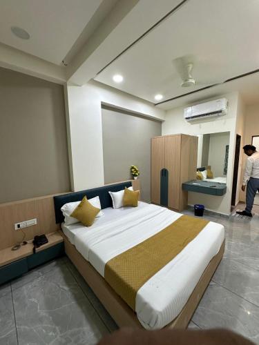 a bedroom with a large bed in a room at Hotel Embassy Inn in Ānakhol