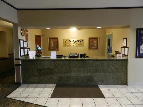 eine Lobby eines Krankenhauses mit einer Rezeption in der Unterkunft Luxury Inn & Suites Troy in Troy