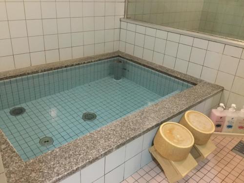 松山市にあるシーパの湯 Seapa no Yuのバスルーム(バスタブ、トイレ2つ付)