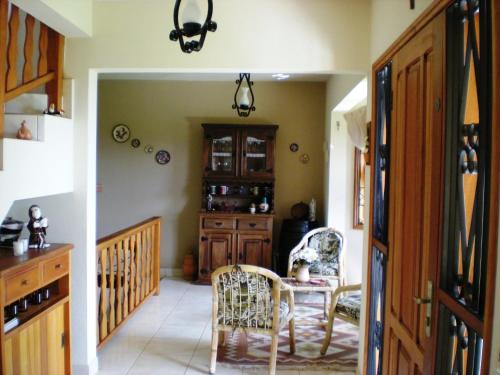 a hallway with a table and chairs in a room at Refúgio do Azzi in Monte Verde