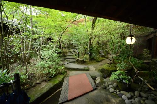 a garden with a stone path and a lantern at Sanso Tensui in Hita
