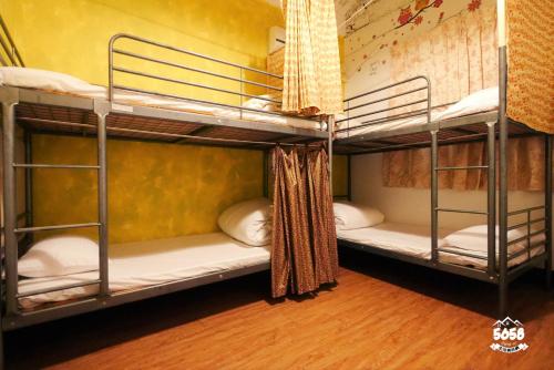 a room with two bunk beds in a room at Dabing home in Tainan in Tainan