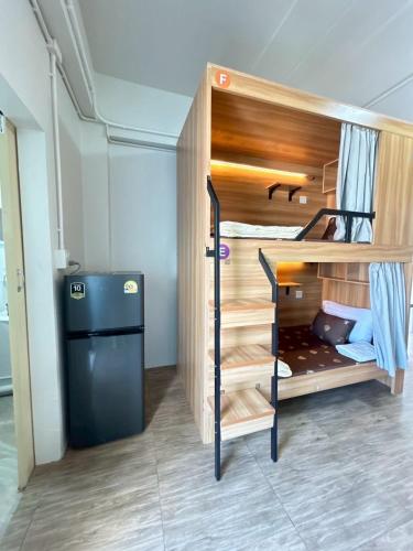 a bunk bed room with a bunk bed in a room at Comfy hotels Soi Kingkeaw31ก Alley ซอยกิ่งแก้ว31ก in Suvarnabhumi Airport
