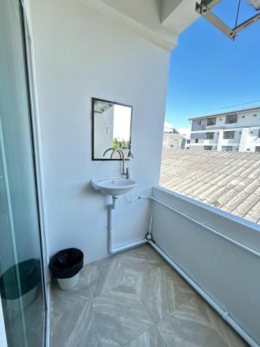 a bathroom with a sink and a window at Comfy hotels Soi Kingkeaw31ก Alley ซอยกิ่งแก้ว31ก in Suvarnabhumi Airport