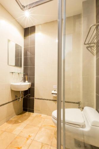 a bathroom with a toilet and a sink at Lee Chiang Hotel in Chiang Mai