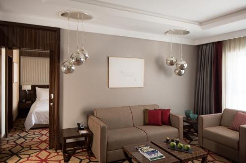 Гостиная зона в Naumi Hotel Dubai - formerly dusitD2 Kenz