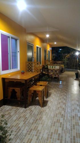 Un restaurante o sitio para comer en Baan Benjathip