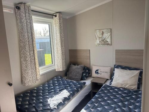 a room with two beds and a window at NEU Chalet Wattenmeerblick 2026 in Westerland