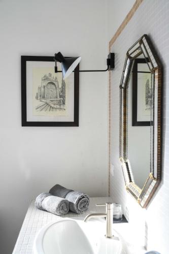 a bathroom with a sink and a mirror at Maison d'hôtes Urbegia in Ascain