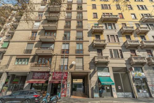 Ampio bilocale con parcheggio privato in zona Navigli