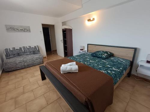 un dormitorio con una cama grande y una cama sidx sidx sidx sidx en E Cabane, en Rottani