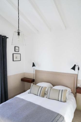 a bedroom with a bed with two pillows at Maison d'hôtes Urbegia in Ascain