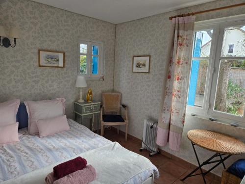a bedroom with a bed and a desk and windows at Le Clos du Moulin Dijon, piscine, la campagne à la ville, proche centre historique in Dijon