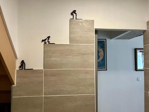 two birds sitting on top of a staircase at Le CappyToiT - Gîte climatisé in Cappy