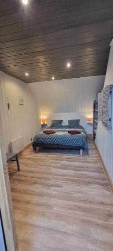 a bedroom with two beds and a wooden ceiling at Aux Passagers de la Baie 2 Maison 3 Etoiles 2 couchages Terrasse Proche Mer Crotoy in Le Crotoy