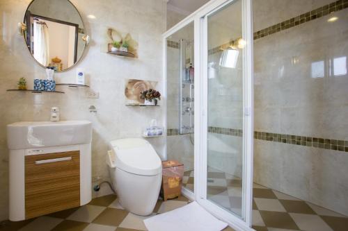 La salle de bains est pourvue d'une douche, de toilettes et d'un lavabo. dans l'établissement Alicegarden Homestay, à Taïtung