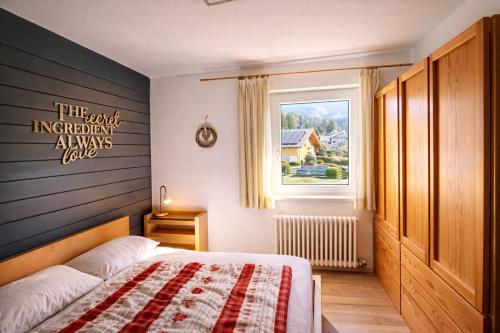 a bedroom with a bed and a window at CASA 4 PIOPPI - Vista Lagorai e tranquillità a Cavalese - Dolomiti Affitti in Cavalese