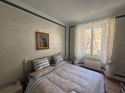 a bedroom with a bed and a window at Da Li Al Mar in Savona