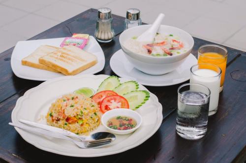 een tafel met drie borden eten en drinken bij TH beach hotel in Hua Hin