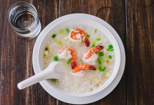 een kom rijst met garnalen en lente-uitjes bij TH beach hotel in Hua Hin