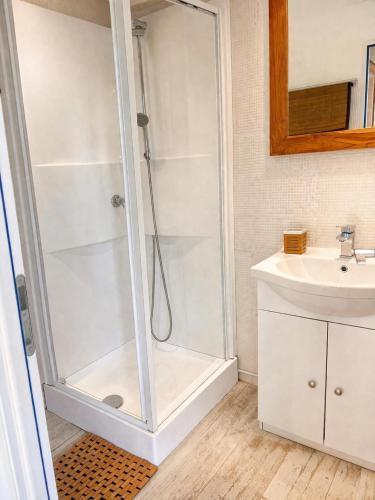 a bathroom with a shower and a sink at Maison classée à 100m de l'océan in Mimizan-Plage