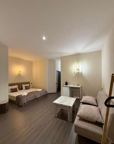 Llit o llits en una habitació de Magic View Hotel