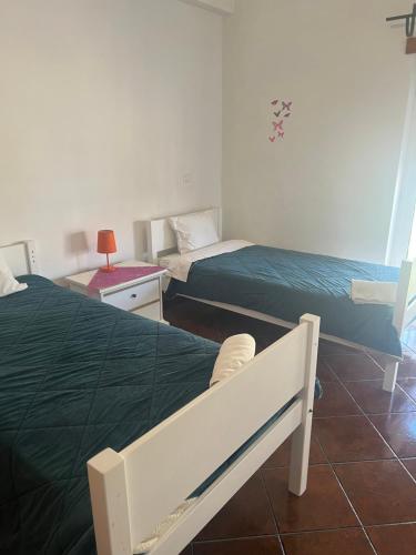 two beds in a room with two beds sidx sidx sidx sidx at Évora Romana Alojamentos T3 Cartuxa in Évora