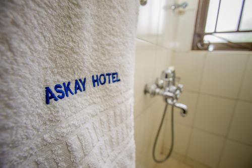 Ett badrum på Askay Hotel Suites