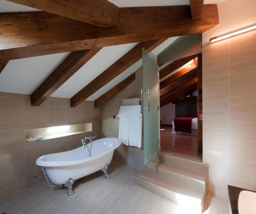 uma casa de banho com banheira num quarto em Concejo Hospederia em Valoria la Buena