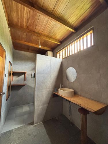 a bathroom with a sink and a wooden ceiling at Onaza Homestay Bintang in Katiet