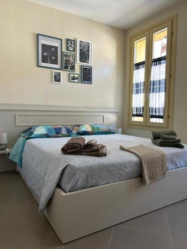 a bedroom with a bed with towels on it at Blue Roof in Fidenza