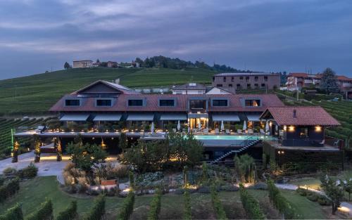 Luftaufnahme eines Hotels mit einem Hügel im Hintergrund in der Unterkunft VINEHO in Barolo