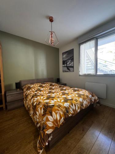 a bedroom with a bed and a window at Charmant pied à terre entre lac et montagne in Bourdeau