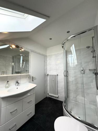 ein Badezimmer mit Waschbecken und Dusche in der Unterkunft Hotel Bevertal in Beverungen