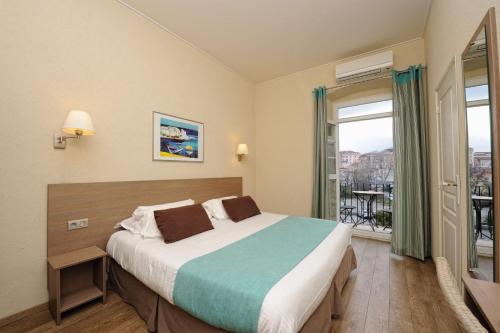 Ένα ή περισσότερα κρεβάτια σε δωμάτιο στο Hôtel Duc De Padoue