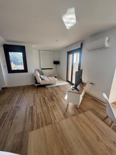 a living room with a television and a couch at Apartamento Casa Norte in O Grove