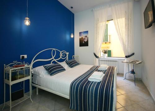 ナポリにあるSebeto Toledoの青いベッドルーム(ベッド1台、窓付)