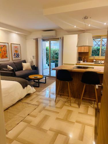 New Cannes Studio, Patio, Steps from La Croisette