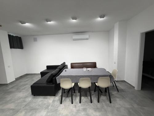 a dining room with a black couch and a table and chairs at WiLDBED DE Mitte in Bad Wildbad