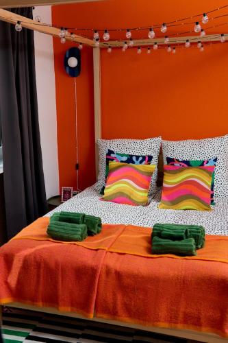 a bed with two green towels on top of it at 2 OG HbF Wuppertal DomusKushal in Wuppertal