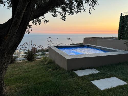 a swimming pool with the ocean in the background at Hotel Amare in Palasë