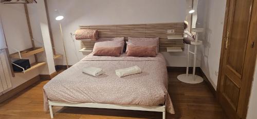 a bedroom with a bed with two pillows on it at BIZIA Vida Apartamento 5 in Sopuerta