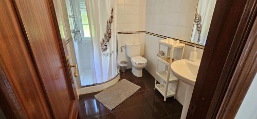 a bathroom with a toilet and a sink at BIZIA Vida Apartamento 5 in Sopuerta